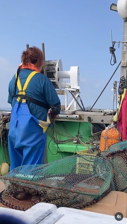 安宅漁港の女性漁師の中島睦美さん(55歳)は、獲れたて新鮮な魚や加工品・惣菜を直売所で販売 石川県小松市