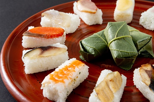 奈良「平宗　倭膳たまゆら」で味わう柿の葉ずしと焼鯖盛り合わせ