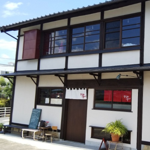 【人生の楽園】山梨・中央市『蚕室カフェ かみず』の場所は？名物ほうとうラザニアが話題！